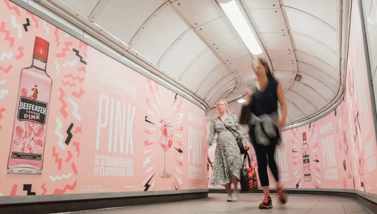 Sladká vůně úspěchu: grafika vůně jahod v londýnském metru