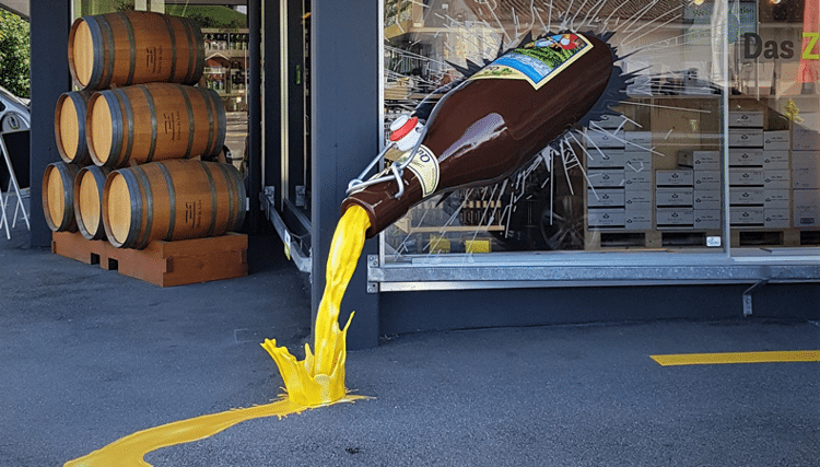 Una gran victoria con una botella de cerveza.