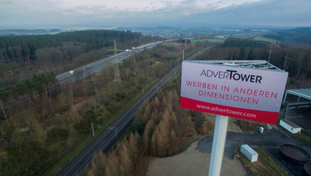 Autobahn-Werbung – Digital Signage Werbeflächen in luftiger Höhe