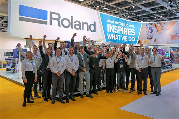 Roland DG stößt auf den Erfolg der FESPA an