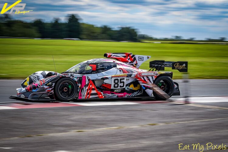 Die Fahrerinnen von VR Motorsport stehen mit dem HP Latex Wrap von MediaCo auf der Pole Position
